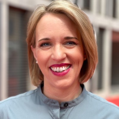 Antonia Zahner, KI-Expertin für Marketing- & Kommunikation, Host des KI Power Espresso
