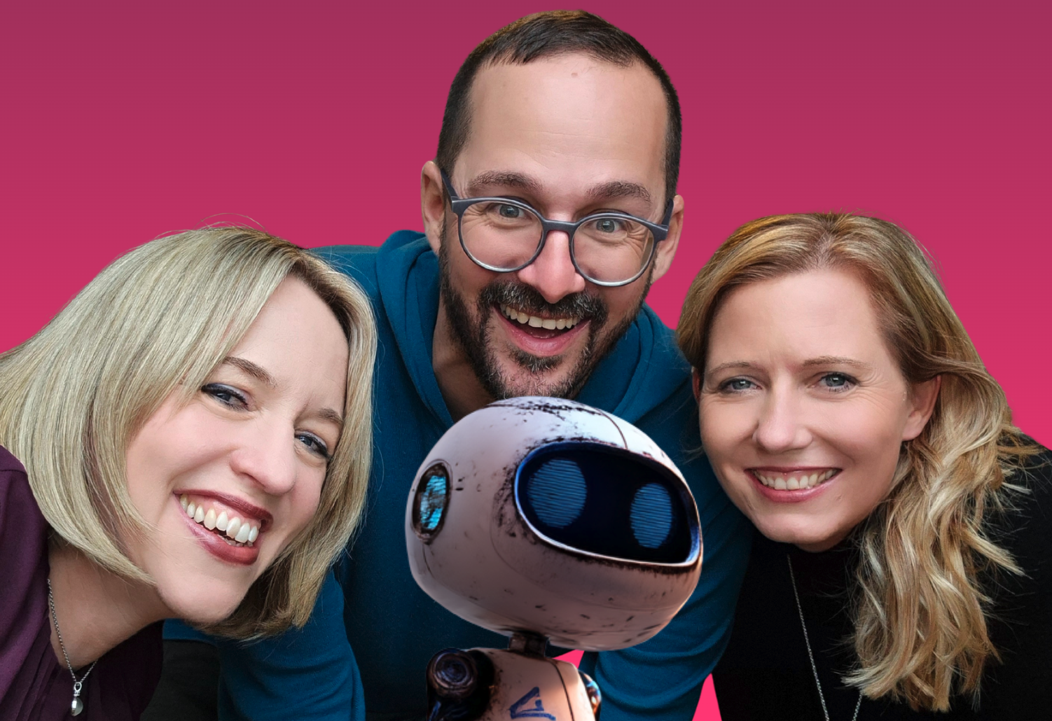 Das Team von KI Power Swiss – Manuela Hug, Patrik Breitenmoser und Antonia Zahner mit dem KI-Roboter